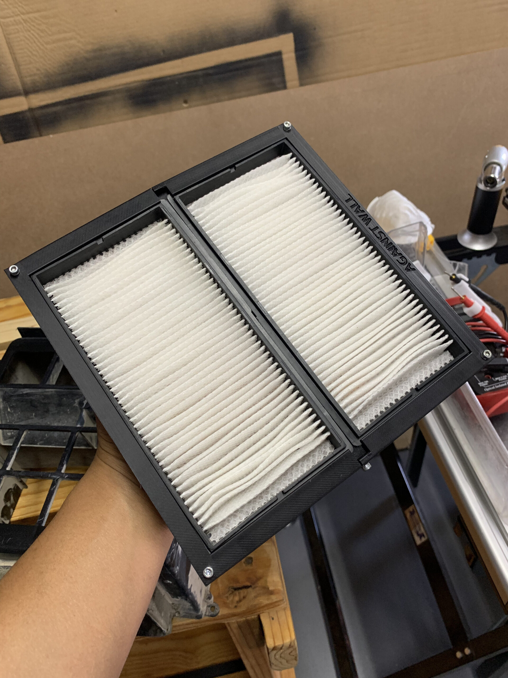 Captured filter housing geometry
